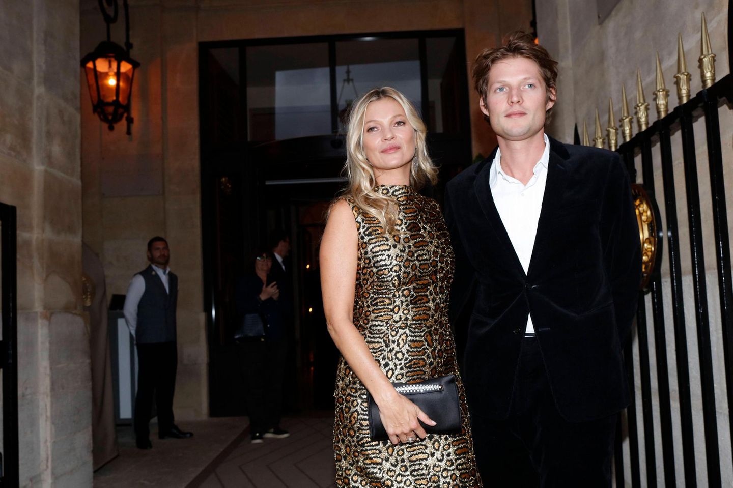 Freunde: Kate Moss und Nikolai von Bismarck, sie im Kleid, er im Anzug, stehen nebeneinander