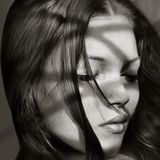 Kate Moss hat die Augen geschlossen. Sommersprossen säumen ihre Nase