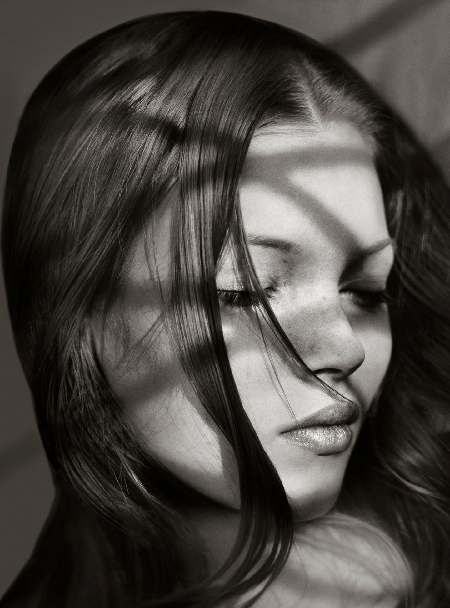 Kate Moss hat die Augen geschlossen. Sommersprossen säumen ihre Nase
