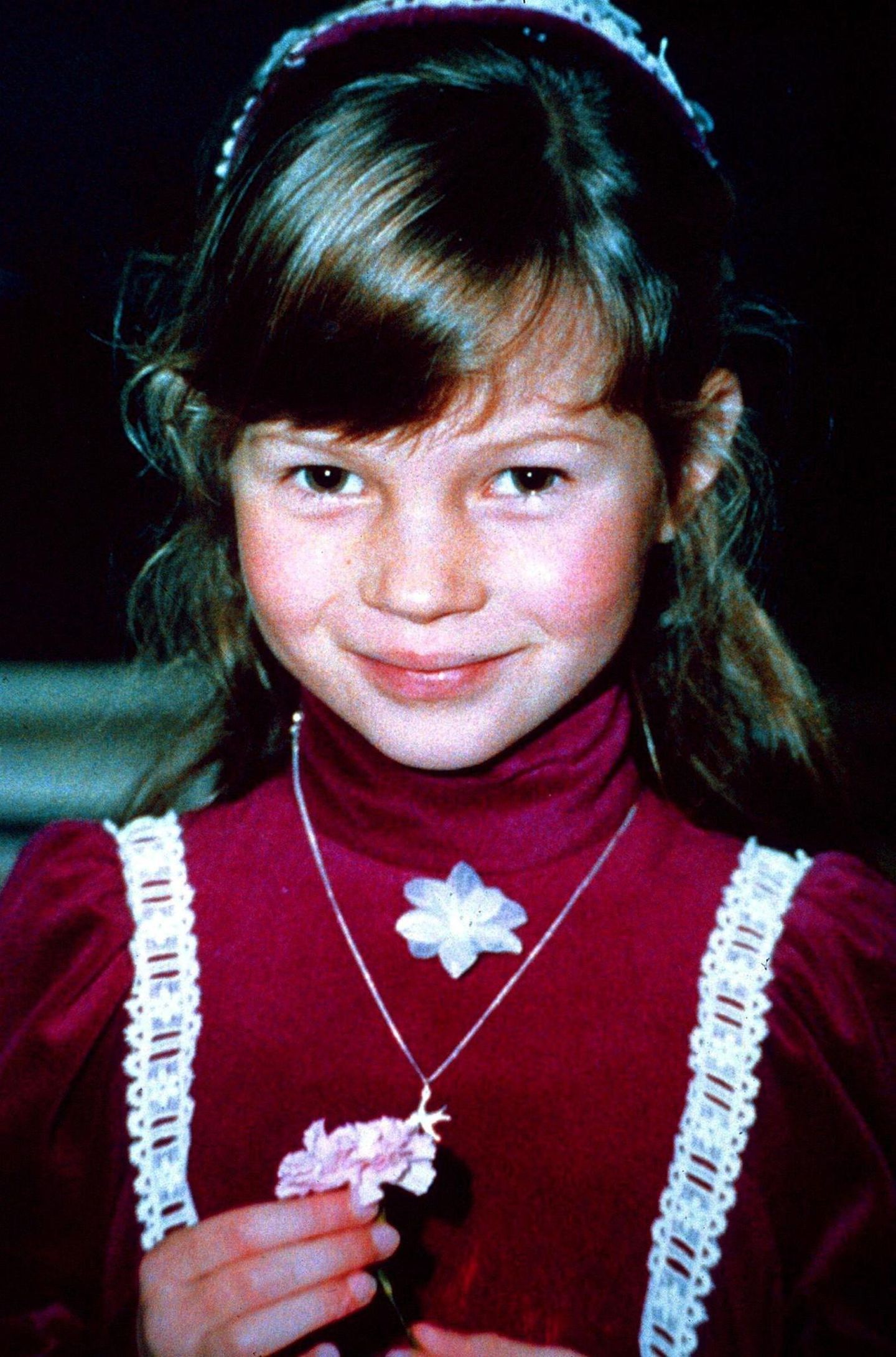 Kate Moss als Kind. Sie lächelt in die Kamera Kate Moss als Kind. Sie lächelt in die Kamera