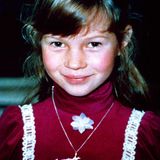 Kate Moss als Kind. Sie lächelt in die Kamera