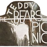 The Teddy Bears Picnic, 1987  Oil and gesso on army tarpaulin  Manche Werke bleiben auch im Buch ohne nähere Erklärung, etwa dieses Motiv, das sich in Schnabels Privatbesitz befindet und nur selten ausgestellt wird. Die Münchner Galeristin und Kuratorin Ira Stehmann schreibt in einer Abhandlung dazu: "Schrift und Sprache sind dominierende, zentrale Elemente in Schnabels
Werken, die den neugierigen Blick fesseln: als Gemälde und als bedeutungsvolles Zeichen. Besonders bei den abstrakten Werken bleibt der Betrachter an Worten oder
Buchstabenfolgen hängen. Normalerweise versucht er oder sie, eine Bedeutung zu finden oder
ein Narrativ. Versucht man dies in Schnabels Gemälden, etwa in Werken
aus der 'Recognitions'-Serie wie 'Teddy Bears Picnic' (1987), wo riesige, weiße
Buchstaben das Bild von oben nach unten, von rechts nach links dominieren.
Der Betrachter bleibt quasi vor einer stillen Wand stehen. Vieles
bleibt rätselhaft, aufgeladen; die Referenzen und Anspielungen lassen sich nicht
zu einer Aussage zusammenfügen. Dennoch beweisen die Worte manchmal, dass es biografische Hinweise sind: 'Olatz' zum Beispiel ist der Name seiner zweiten Frau,
'Zeus' der Name seines Pitbulls."