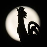 Vor fast 25 Jahren verschwand ein vergoldeter Wetterhahn (Symbolbild) aus dem Dorf Bessan im Südwesten Frankreichs – nun hat ein reumütiger Dieb den eisernen Wetterhahn per Post zurückgeschickt, wie die Staatsanwaltschaft erklärte. Die Gendarmerie von Florensac habe den Dieb identifiziert, der am 1. April 1999 den vergoldeten Hahn aus Eisen von einem Kreuz entfernte, erklärte Raphaël Balland, der Staatsanwalt von Béziers.  Es handele sich um einen 1975 geborenen Mann, der den Diebstahl gestanden habe, der aus Spaß an einem feuchtfröhlichen Abend begangen worden sei. Danach habe er es nicht gewagt, ihn zurückzubringen, bis er kürzlich den Gegenstand in einem Versteck in seinem Keller entdeckt habe, sagte der Staatsanwalt, ohne die Identität des Täters zu nennen.  Dieser könne allerdings auch nicht mehr strafrechtlich belangt werden, weil seine Tat verjährt sei. Daher habe die Staatsanwalt das Verfahren eingestellt.