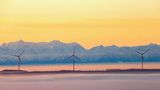 2023 ging in Deutschland erstmals mehr als die Hälfte der Stromerzeugung auf erneuerbare Energieträger zurück. Der Anteil von Wind-, Solar-, Biomasse- und Wasserkraftanlagen sowie sonstigen Erneuerbaren stieg von 48,4 Prozent im Vorjahr auf 55 Prozent, wie die Bundesnetzagentur in Bonn am Mittwoch mitteilte. Neben dem Ausbau der Windkraft war vor allem ein Rückgang der Erzeugung aus konventionellen Energieträgern wie Kohle und Kernkraft dafür verantwortlich.  Die Erzeugung aus erneuerbaren Energien stieg um 7,5 Prozent auf 251,2 Terawattstunden. Besonders ins Gewicht fiel die Produktion aus Windkraftanlagen mit einem Anteil von über 31 Prozent an der Gesamtproduktion. Die Erzeugung durch Anlagen an Land legte dabei um 18 Prozent auf 118,7 Terawattstunden zu. 23,5 Terawattstunden Strom stammten aus Offshore-Windanlagen - 4,9 Prozent weniger als 2022.