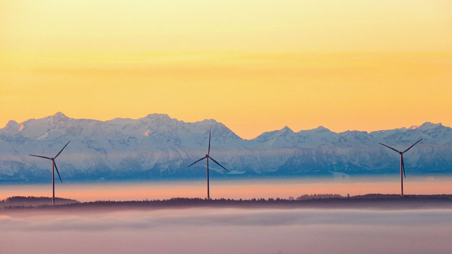 2. Januar: Erneuerbare Energien drängen in Deutschland Kohle zurück 2023 ging in Deutschland erstmals mehr als die Hälfte der Stromerzeugung auf erneuerbare Energieträger zurück. Der Anteil von Wind-, Solar-, Biomasse- und Wasserkraftanlagen sowie sonstigen Erneuerbaren stieg von 48,4 Prozent im Vorjahr auf 55 Prozent, wie die Bundesnetzagentur in Bonn am Mittwoch mitteilte. Neben dem Ausbau der Windkraft war vor allem ein Rückgang der Erzeugung aus konventionellen Energieträgern wie Kohle und Kernkraft dafür verantwortlich. Die Erzeugung aus erneuerbaren Energien stieg um 7,5 Prozent auf 251,2 Terawattstunden. Besonders ins Gewicht fiel die Produktion aus Windkraftanlagen mit einem Anteil von über 31 Prozent an der Gesamtproduktion. Die Erzeugung durch Anlagen an Land legte dabei um 18 Prozent auf 118,7 Terawattstunden zu. 23,5 Terawattstunden Strom stammten aus Offshore-Windanlagen - 4,9 Prozent weniger als 2022.