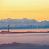 2023 ging in Deutschland erstmals mehr als die Hälfte der Stromerzeugung auf erneuerbare Energieträger zurück. Der Anteil von Wind-, Solar-, Biomasse- und Wasserkraftanlagen sowie sonstigen Erneuerbaren stieg von 48,4 Prozent im Vorjahr auf 55 Prozent, wie die Bundesnetzagentur in Bonn am Mittwoch mitteilte. Neben dem Ausbau der Windkraft war vor allem ein Rückgang der Erzeugung aus konventionellen Energieträgern wie Kohle und Kernkraft dafür verantwortlich.  Die Erzeugung aus erneuerbaren Energien stieg um 7,5 Prozent auf 251,2 Terawattstunden. Besonders ins Gewicht fiel die Produktion aus Windkraftanlagen mit einem Anteil von über 31 Prozent an der Gesamtproduktion. Die Erzeugung durch Anlagen an Land legte dabei um 18 Prozent auf 118,7 Terawattstunden zu. 23,5 Terawattstunden Strom stammten aus Offshore-Windanlagen - 4,9 Prozent weniger als 2022.