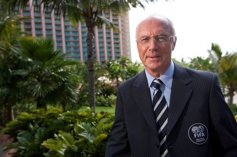 Franzbeckenbauer Portrait vor Palmen