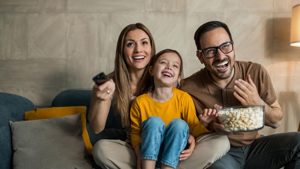 Familie vor dem Fernseher