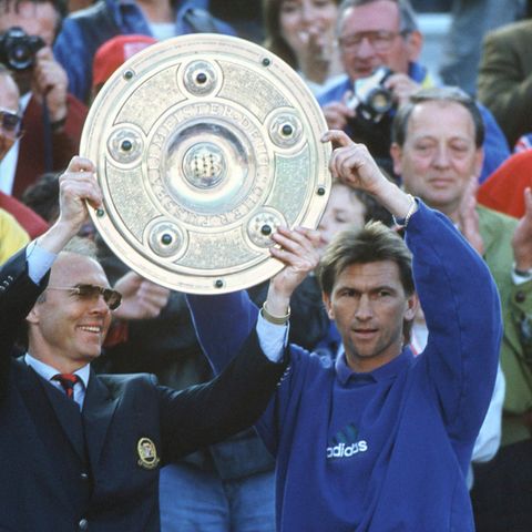 Beckenbauer und Augenthaler halten 1994 die DFB-Meisterschale hoch