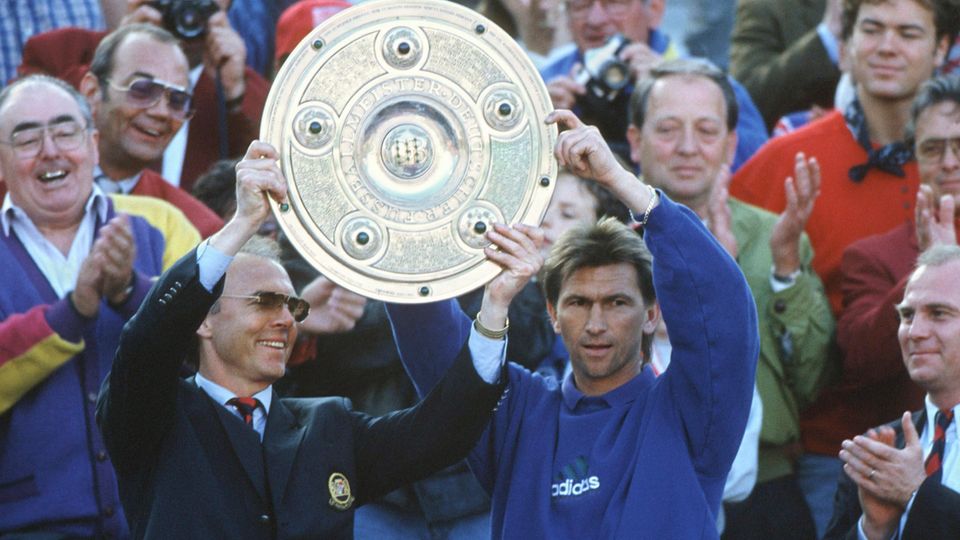 Beckenbauer und Augenthaler halten 1994 den DFB-Meisterpokal hoch