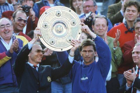 Beckenbauer und Augenthaler halten 1994 die DFB-Meisterschale hoch
