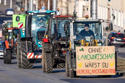 Landwirte fahren mit Traktoren für eine Demonstration durch die Cottbuser Innenstadt