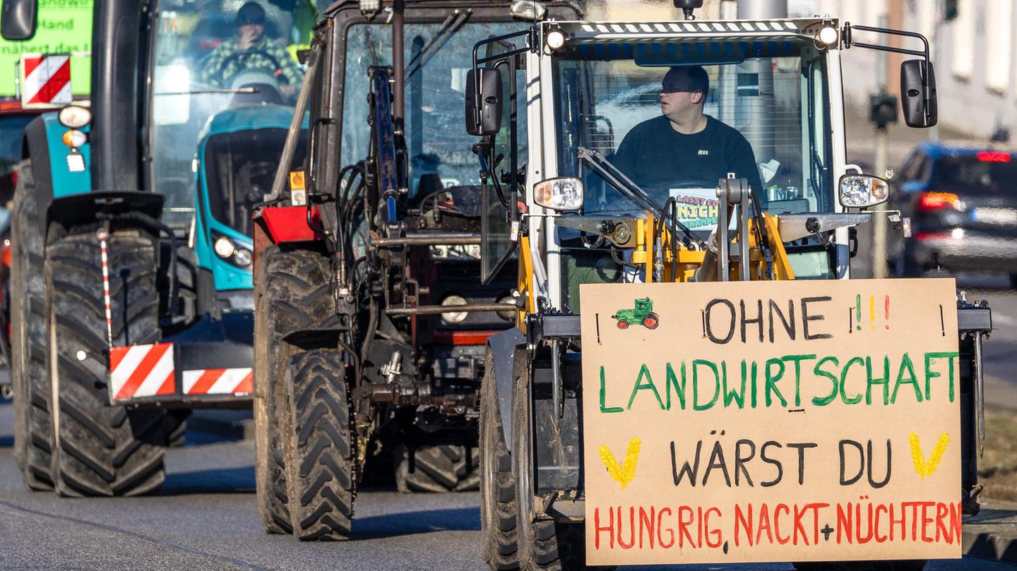 Landwirte fahren mit Traktoren für eine Demonstration durch die Cottbuser Innenstadt