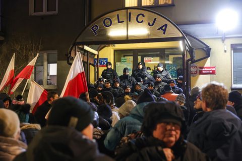 Anhänger der Opposition protestieren gegen die Festnahme zweier PiS-Abgeordneter vor dem Polizeipräsidium in Warschau