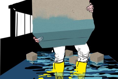 Illustration: Männliche Beine in gelben Gummistiefeln stehen in einer überschwemmten Lagerhalle.