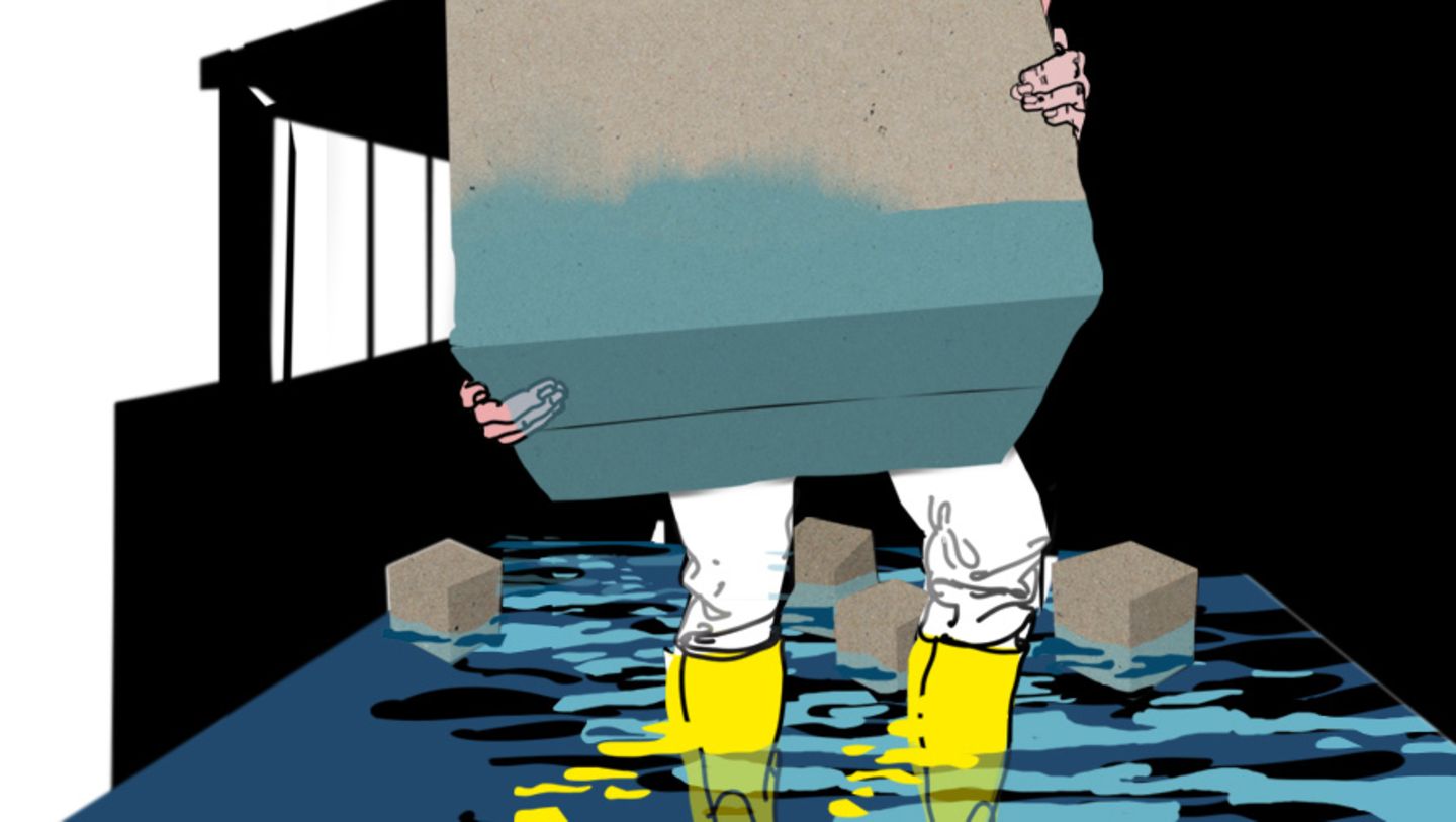 Illustration: Männliche Beine in gelben Gummistiefeln stehen in einer überschwemmten Lagerhalle.
