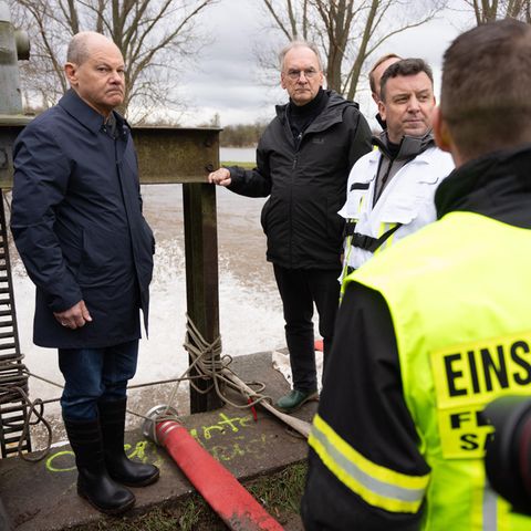 Bundeskanzler Olaf Scholz in Gummistiefeln beim Besuch der vom Hochwasser betroffenen Ortschaft Oberröblingen