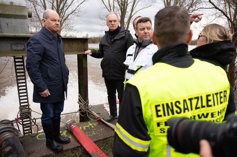 Bundeskanzler Olaf Scholz in Gummistiefeln beim Besuch der vom Hochwasser betroffenen Ortschaft Oberröblingen