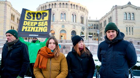Gegner des Tiefseebergbaus in Norwegen protestieren vor dem Parlament in Oslo