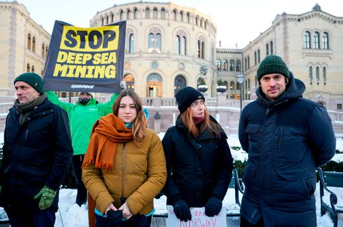 Gegner des Tiefseebergbaus in Norwegen protestieren vor dem Parlament in Oslo