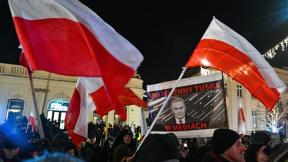 Polizei nimmt verurteilte PiS-Abgeordnete in Präsidentenpalast fest