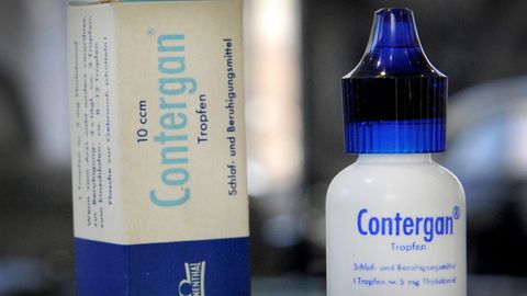 Ein Fläschchen des Schlaf- und Beruhigungsmittels Contergan in einer Vitrine im Deutschen Museum