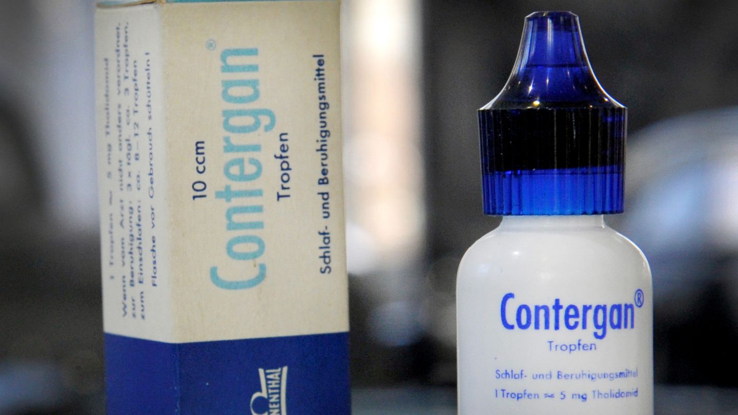 Ein Fläschchen des Schlaf- und Beruhigungsmittels Contergan in einer Vitrine im Deutschen Museum Ein Fläschchen des Schlaf- und Beruhigungsmittels Contergan in einer Vitrine im Deutschen Museum