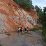 Menschen laufen durch den Fairy Stream in Mui Ne