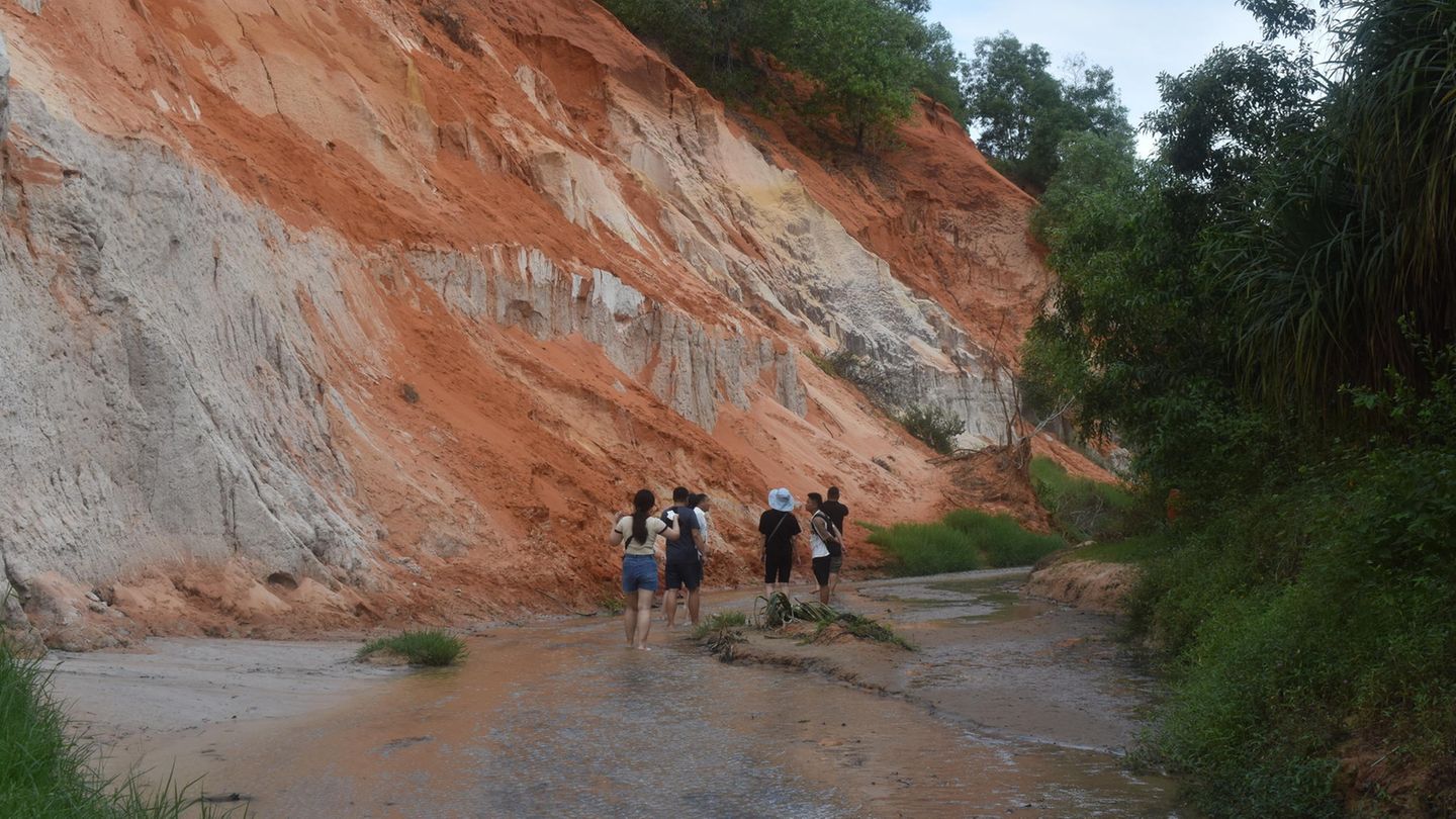 Menschen laufen durch den Fairy Stream in Mui Ne