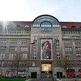 Falls sich kein Investor finden lässt, der Galeria komplett übernimmt, könnten Käufer für Pakete aus einzelnen Standorten zum Zuge kommen – etwa die Central Group. Der Konzern aus Thailand ist seit Jahren Partner von Signa bei mehreren Luxuskaufhausketten – bei der Gruppe um das Berliner KaDeWe (siehe Foto), den Schweizer Globus-Warenhäusern und bei der britischen Selfridges-Kette. Zudem steht Central auch hinter der italienischen Kaufhausgruppe La Rinascente. Das Unternehmen der Familie Chirathivat, die zu den reichsten Familien Thailands gehört, steht finanziell stark da. Nach dem Zusammenbruch des Partners Signa könnte es nicht nur dessen Anteile an den gemeinsamen Luxuskaufhausgruppen übernehmen – sondern zumindest auch einzelne Galeria-Standorte, vorzugsweise die Filialen in attraktiven Großstädten wie Frankfurt, Berlin und Hamburg.