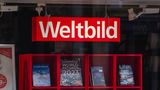 Der Droege Holding aus Düsseldorf, die bereits vor Jahren die Buchhandelsgruppe Weltbild mit ihren Filialen übernommen hat, wurde von Medien ein Interesse an Galeria nachgesagt. Wie die „Süddeutsche Zeitung“ berichtete, soll die Beteiligungsgesellschaft des Unternehmers Walter Droege an der Übernahme von rund 30 Filialen interessiert sein, die restlichen der noch verbliebenen 92 Galeria-Standorte wolle man schließen. Offiziell dementierte eine Sprecherin der Droege Group ein Interesse. Allerdings hält man das bei Galeria nicht unbedingt für das letzte Wort – zumal es auch eine interessante persönliche Verbindung gibt: An Weltbild hielt, neben Droege, zeitweise auch der Sanierungsexperte Arndt Geiwitz einen Minderheitsanteil – jener Geiwitz, der in den zurückliegenden zwei Insolvenzverfahren bei Galeria von Signa-Gründer und Galeria-Eigner René Benko als Generalbevollmächtigter installiert wurde. Diese Verbindung könnte einen Deal erleichtern.