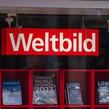 Der Droege Holding aus Düsseldorf, die bereits vor Jahren die Buchhandelsgruppe Weltbild mit ihren Filialen übernommen hat, wurde von Medien ein Interesse an Galeria nachgesagt. Wie die „Süddeutsche Zeitung“ berichtete, soll die Beteiligungsgesellschaft des Unternehmers Walter Droege an der Übernahme von rund 30 Filialen interessiert sein, die restlichen der noch verbliebenen 92 Galeria-Standorte wolle man schließen. Offiziell dementierte eine Sprecherin der Droege Group ein Interesse. Allerdings hält man das bei Galeria nicht unbedingt für das letzte Wort – zumal es auch eine interessante persönliche Verbindung gibt: An Weltbild hielt, neben Droege, zeitweise auch der Sanierungsexperte Arndt Geiwitz einen Minderheitsanteil – jener Geiwitz, der in den zurückliegenden zwei Insolvenzverfahren bei Galeria von Signa-Gründer und Galeria-Eigner René Benko als Generalbevollmächtigter installiert wurde. Diese Verbindung könnte einen Deal erleichtern.