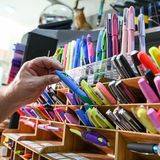 Schon bei der zweiten Galeria-Insolvenz im Jahr 2022 bekundete der Schreibwaren-Handel Buero.de Interesse an Filialen der Warenhauskette und auch im vergangenen Herbst kam es zu Gesprächen. Das Unternehmen für Bürobedarf und Galeria verhandelten über die Verkaufsflächen für Büroartikel von 90 Galeria-Filialen, in die buero.de nach und nach investieren wollte. Mitarbeiter und vorrätige Waren sollten übernommen werden. Doch Galeria dementierte Verhandlungen in einem Mitarbeiterschreiben, woraufhin Buero.de sein Angebot zurückzog.   Der Schreibwaren-Handel kommt nach eigenen Angaben auch jetzt nicht als Geldgeber in Frage. "Das Ende des Warenhaus-Gedankens in Deutschland ist erreicht", sagt der Vorstandsvorsitzende von Buero.de Markus Schön zu Capital. "Wenn zwischen zwei Insolvenzen gerade mal ein Jahr liegt, kann man das Geschäftsmodell als gescheitert ansehen." Dafür will Buero.de Mitarbeitende von Galeria Karstadt Kaufhof abgreifen: Das Unternehmen suche Angestellte und könne einige Hunderte beschäftigen, teilte die Firma mit. Um die Übernahme von Filialen geht es Schön dieses Mal ausdrücklich nicht.