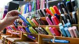 Schon bei der zweiten Galeria-Insolvenz im Jahr 2022 bekundete der Schreibwaren-Handel Buero.de Interesse an Filialen der Warenhauskette und auch im vergangenen Herbst kam es zu Gesprächen. Das Unternehmen für Bürobedarf und Galeria verhandelten über die Verkaufsflächen für Büroartikel von 90 Galeria-Filialen, in die buero.de nach und nach investieren wollte. Mitarbeiter und vorrätige Waren sollten übernommen werden. Doch Galeria dementierte Verhandlungen in einem Mitarbeiterschreiben, woraufhin Buero.de sein Angebot zurückzog.   Der Schreibwaren-Handel kommt nach eigenen Angaben auch jetzt nicht als Geldgeber in Frage. "Das Ende des Warenhaus-Gedankens in Deutschland ist erreicht", sagt der Vorstandsvorsitzende von Buero.de Markus Schön zu Capital. "Wenn zwischen zwei Insolvenzen gerade mal ein Jahr liegt, kann man das Geschäftsmodell als gescheitert ansehen." Dafür will Buero.de Mitarbeitende von Galeria Karstadt Kaufhof abgreifen: Das Unternehmen suche Angestellte und könne einige Hunderte beschäftigen, teilte die Firma mit. Um die Übernahme von Filialen geht es Schön dieses Mal ausdrücklich nicht.