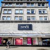 Corona-bedingte Filialschließungen hinterließen Spuren: Während der Pandemie war das Traditionsunternehmen Sinn mit seinen 34 Modehäusern selbst in finanzielle Schwierigkeiten geraten. Im April 2020 meldete die Hagener Modekette ein Insolvenzverfahren im Schutzschirmverfahren an. Die Unternehmenssanierung war nach wenigen Monaten abgeschlossen.   Erholt verkündete Sinn im vergangenen Jahr, sein Filialnetz ausbauen zu wollen. Auf dem Expansionskurs gerieten auch Galeria-Standorte ins Visier. Sinn bezog Galeria-Kaufhof-Flächen etwa in Kassel in der Königsgalerie. Dieses Jahr sollen weitere Sinn-Filialen zum Beispiel in Bielefeld und Mönchengladbach hinzukommen. Auf eine Capital-Anfrage, ob Sinn auch die Übernahme von Galeria-Karstadt-Kaufhof-Häusern erwäge, reagierte das Unternehmen zunächst nicht. Eine Investition erscheint aber unwahrscheinlich. Nachdem Sinn mehrmals die eigene Firmenpleite abwenden konnte, wird es sich eher nicht mit einer Galeria-Rettung verheben wollen.