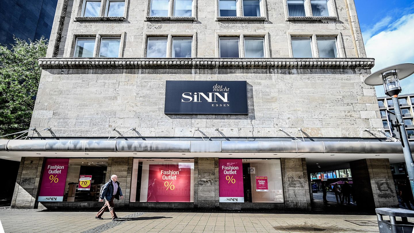 Sinn GmbH Corona-bedingte Filialschließungen hinterließen Spuren: Während der Pandemie war das Traditionsunternehmen Sinn mit seinen 34 Modehäusern selbst in finanzielle Schwierigkeiten geraten. Im April 2020 meldete die Hagener Modekette ein Insolvenzverfahren im Schutzschirmverfahren an. Die Unternehmenssanierung war nach wenigen Monaten abgeschlossen.   Erholt verkündete Sinn im vergangenen Jahr, sein Filialnetz ausbauen zu wollen. Auf dem Expansionskurs gerieten auch Galeria-Standorte ins Visier. Sinn bezog Galeria-Kaufhof-Flächen etwa in Kassel in der Königsgalerie. Dieses Jahr sollen weitere Sinn-Filialen zum Beispiel in Bielefeld und Mönchengladbach hinzukommen. Auf eine Capital-Anfrage, ob Sinn auch die Übernahme von Galeria-Karstadt-Kaufhof-Häusern erwäge, reagierte das Unternehmen zunächst nicht. Eine Investition erscheint aber unwahrscheinlich. Nachdem Sinn mehrmals die eigene Firmenpleite abwenden konnte, wird es sich eher nicht mit einer Galeria-Rettung verheben wollen.