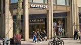 Galeria-Insider halten es auch für denkbar, dass sich Finanzinvestoren für das Unternehmen interessieren könnten. Voraussetzung dafür sei aber, dass die Warenhauskette ihre Mietbelastungen reduzieren kann – vor allem an jenen Standorten, an denen die Immobilien heute noch der bisherigen Konzernmutter Signa gehören.     An den 18 Signa-Standorten bezahlt Galeria nach Angaben von Konzerninsidern Mieten, die teils deutlich über dem Marktniveau liegen. Dies führe dazu, dass umsatzstarke Top-Filialen in attraktiven Städten wie Frankfurt und Hamburg (siehe Foto) nicht profitabel seien – was auf das Ergebnis des Gesamtunternehmens drückt. Für den Fall, dass sich an den Mietverträgen im Zuge der eigenen Insolvenz und des laufenden Sanierungsverfahren bei Signa etwas ändert, wäre Galeria auch für Private-Equity-Investoren interessant, glaubt man in Essen.