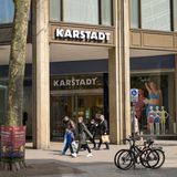 Galeria-Insider halten es auch für denkbar, dass sich Finanzinvestoren für das Unternehmen interessieren könnten. Voraussetzung dafür sei aber, dass die Warenhauskette ihre Mietbelastungen reduzieren kann – vor allem an jenen Standorten, an denen die Immobilien heute noch der bisherigen Konzernmutter Signa gehören.     An den 18 Signa-Standorten bezahlt Galeria nach Angaben von Konzerninsidern Mieten, die teils deutlich über dem Marktniveau liegen. Dies führe dazu, dass umsatzstarke Top-Filialen in attraktiven Städten wie Frankfurt und Hamburg (siehe Foto) nicht profitabel seien – was auf das Ergebnis des Gesamtunternehmens drückt. Für den Fall, dass sich an den Mietverträgen im Zuge der eigenen Insolvenz und des laufenden Sanierungsverfahren bei Signa etwas ändert, wäre Galeria auch für Private-Equity-Investoren interessant, glaubt man in Essen.