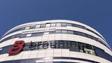 Das 1881 gegründete Unternehmen Breuninger betreibt unter eigenem Namen 13 Warenhäuser, unter anderem in Stuttgart, Düsseldorf (siehe Foto) und München und beschäftigt 6500 Mitarbeitende. Seit 2021 ist Breuninger auch stationär im Ausland vertreten. Mit Übernahme der Konen Bekleidungshaus GmbH & Co. KG kam ein Laden in Luxemburg hinzu. In diesem Jahr plant Breuninger ein weiteres Haus in Hamburg zu eröffnen. Dem Fashion- und Lifestyle-Unternehmen und seinen Filialen im Premium- und Luxus-Segment scheint es gut zu gehen, wirtschaftliche Schwierigkeiten sind nicht bekannt.  Ob Breuninger weiter expandieren will, und in Zuge dessen dem angeschlagenen Galeria-Konzern finanziell beispringt, ist nicht bekannt. Eine Capital-Anfrage dazu ließ das Unternehmen unbeantwortet.