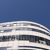 Das 1881 gegründete Unternehmen Breuninger betreibt unter eigenem Namen 13 Warenhäuser, unter anderem in Stuttgart, Düsseldorf (siehe Foto) und München und beschäftigt 6500 Mitarbeitende. Seit 2021 ist Breuninger auch stationär im Ausland vertreten. Mit Übernahme der Konen Bekleidungshaus GmbH & Co. KG kam ein Laden in Luxemburg hinzu. In diesem Jahr plant Breuninger ein weiteres Haus in Hamburg zu eröffnen. Dem Fashion- und Lifestyle-Unternehmen und seinen Filialen im Premium- und Luxus-Segment scheint es gut zu gehen, wirtschaftliche Schwierigkeiten sind nicht bekannt.  Ob Breuninger weiter expandieren will, und in Zuge dessen dem angeschlagenen Galeria-Konzern finanziell beispringt, ist nicht bekannt. Eine Capital-Anfrage dazu ließ das Unternehmen unbeantwortet.