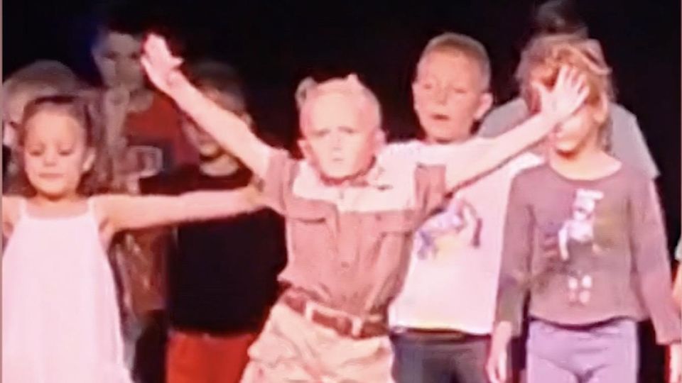 Virales Tanzvideo: Mit Tanz-Moves und Hüftschwung: Siebenjähriger zieht bei Schulaufführung alle Blicke auf sich