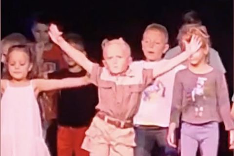 Virales Tanzvideo: Mit Tanz-Moves und Hüftschwung: Siebenjähriger zieht bei Schulaufführung alle Blicke auf sich