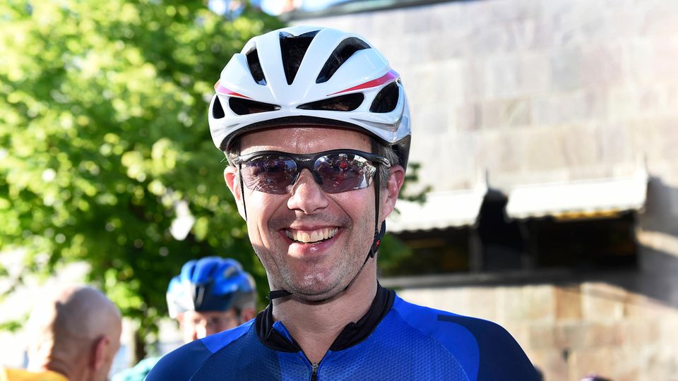 Früher fuhr er gerne schnelle Autos. Jetzt rast Frederik nur noch als Sportler auf der Straße Kronprinz Frederik mit Sonnenbrille und Fahrradhelm