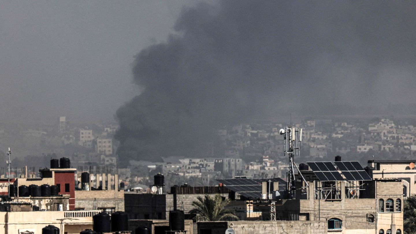 Nach einem Bombardement steigt in der Stadt Rafah im Gazastreifen eine Rauchsäule in die Luft