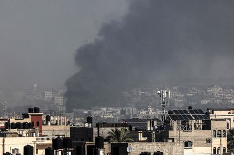 Nach einem Bombardement steigt in der Stadt Rafah im Gazastreifen eine Rauchsäule in die Luft