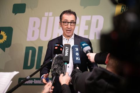 Bundeslandwirtschaftsminister Cem Özdemir beschwichtigt die verärgerten Landwirte in Ellwangen (Symbolbild)