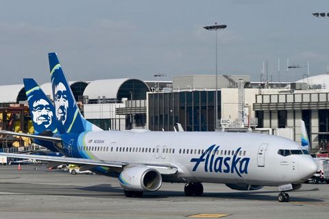 Ein Flugzeug von Alaska Airlines steht am Flughafen