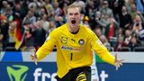 Torwart David Späth jubelt nach einer Parade bei der Handball-EM