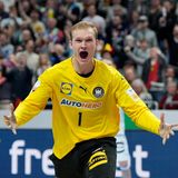 Torwart David Späth jubelt nach einer Parade bei der Handball-EM