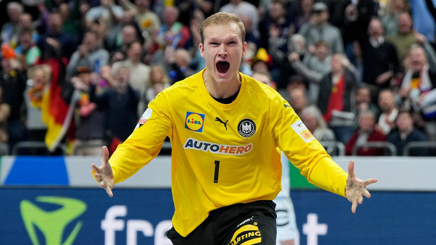 Torwart David Späth jubelt nach einer Parade bei der Handball-EM